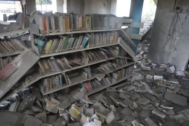 محرقة الكتب.. كيف دمرت إسرائيل ذاكرة غزة ومستقبلها؟  